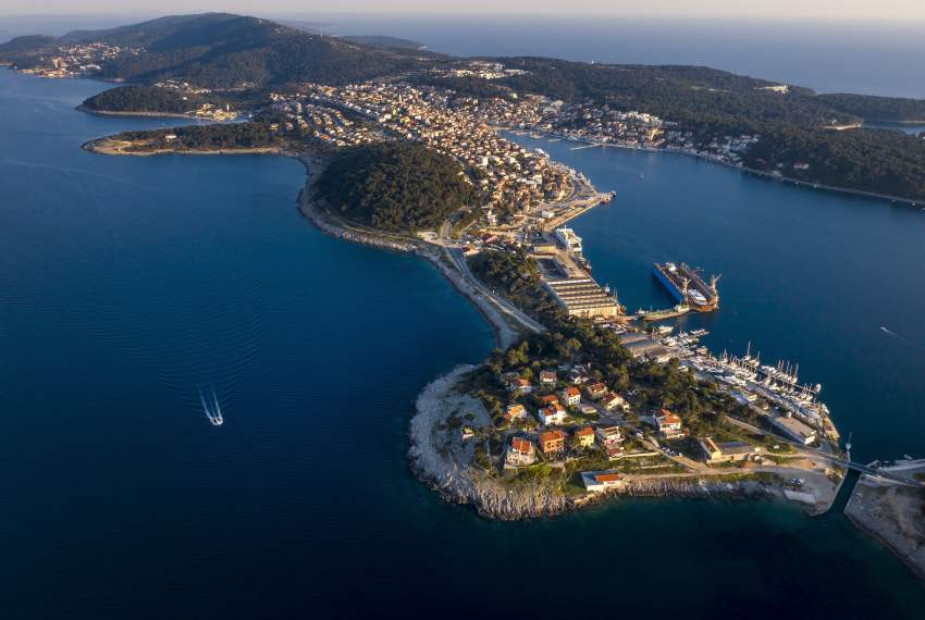 Kadin Beach in Mali Lošinj – Rocky Beach with a Fantastic Beach Bar