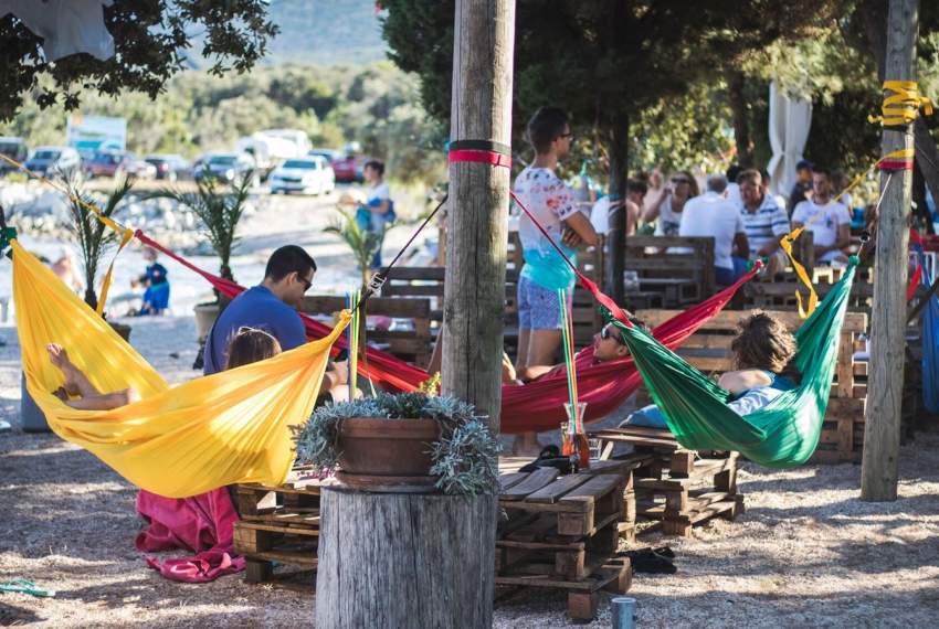 Noćni život na Lošinju: 7 najboljih kafića i beach barova 