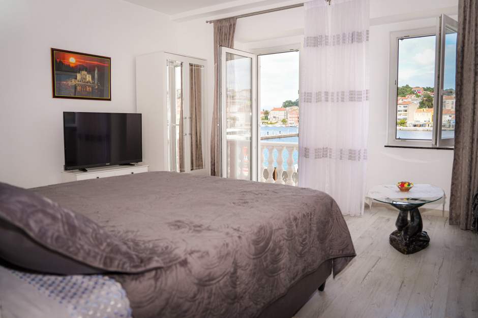 Ferienwohnungen Lisa 1 -  ein elegantes Apartment mit Blick auf den Hafen, Mali Losinj, Kroatien.