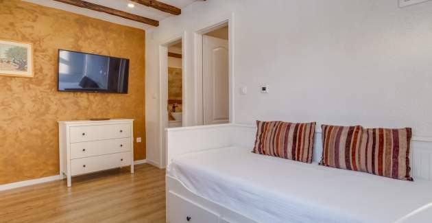 Casa Rustica Bronze rustic apartment for 2-3 People in Mali Lošinj