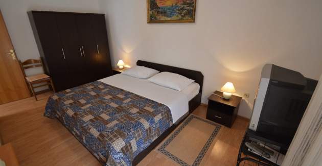 Apartment Lakić 2, for 4 people, near the beach in Artatore