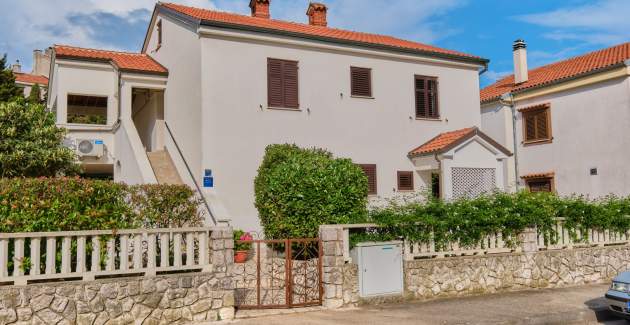 Apartment Rosa 1 quiet location for 4 people with a terrace, Mali Lošinj