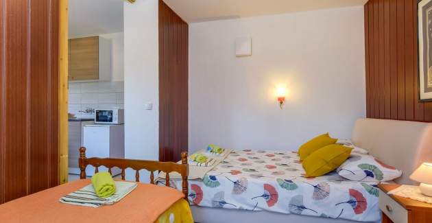 Apartment Slavicek 3 near the beach and nature of Artatore, Mali Lošinj