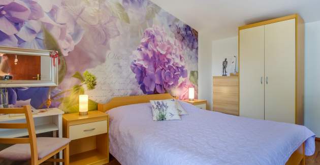 Arty 1 Apartment, 150m from the sea, charming terrace in Artatore, Mali Losinj