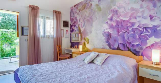 Arty 1 Apartment, 150m from the sea, charming terrace in Artatore, Mali Losinj