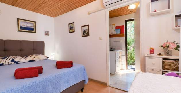 Studio Mirta, okružen zelenilom na Poljani, Mali Lošinj