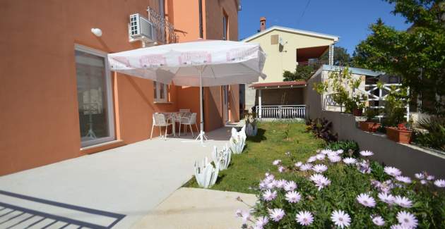 Apartment Duje 2 - Near the beach, with a terrace, ideal for a couple, Artatore, Mali Lošinj