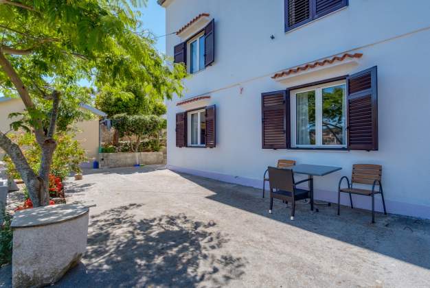 Apartma Gemma 2 čudovit pogled na bujen vrt z barvitim cvetjem za 3-4 osebe Mali Lošinj.