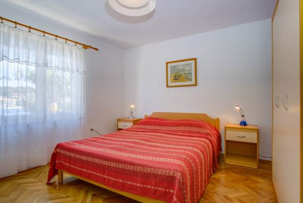 Apartman Gemma 2 prekrasan pogled na vrt sa raznobojnim cvijećem za 3-4 osobe, Mali Lošinj.