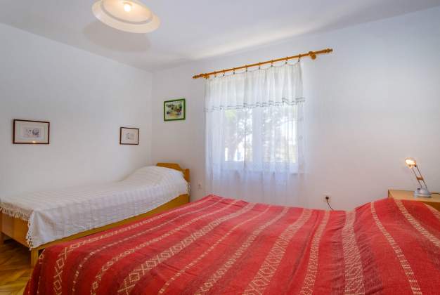 Apartma Gemma 2 čudovit pogled na bujen vrt z barvitim cvetjem za 3-4 osebe Mali Lošinj.