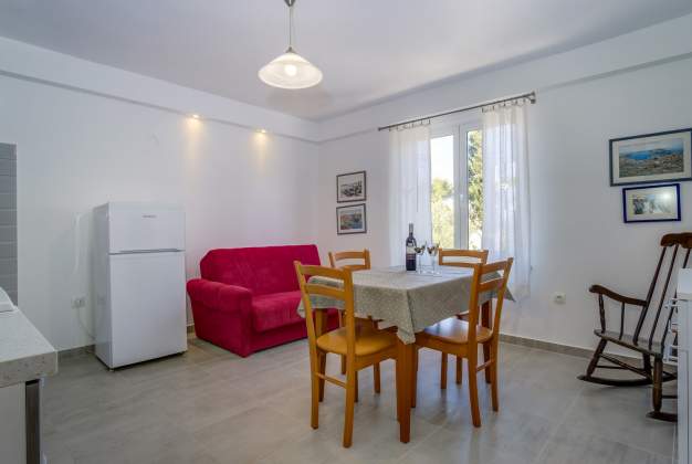 Apartment Gemma 2 beautiful view of a lush garden with colorful flowers for 3-4 people Mali Lošinj.