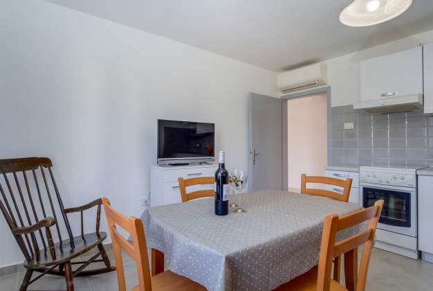 Apartman Gemma 2 prekrasan pogled na vrt sa raznobojnim cvijećem za 3-4 osobe, Mali Lošinj.