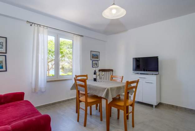 Apartman Gemma 2 prekrasan pogled na vrt sa raznobojnim cvijećem za 3-4 osobe, Mali Lošinj.