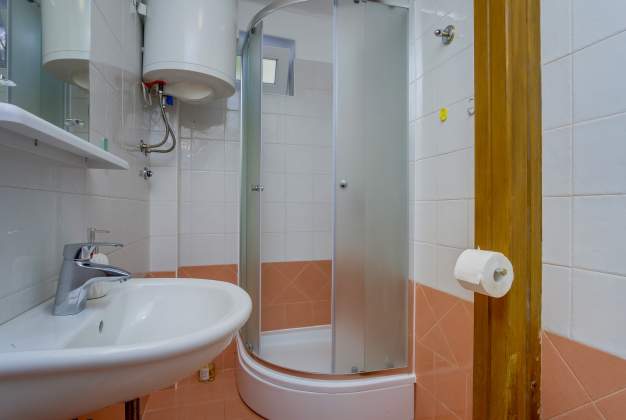 Apartma Gemma 2 čudovit pogled na bujen vrt z barvitim cvetjem za 3-4 osebe Mali Lošinj.