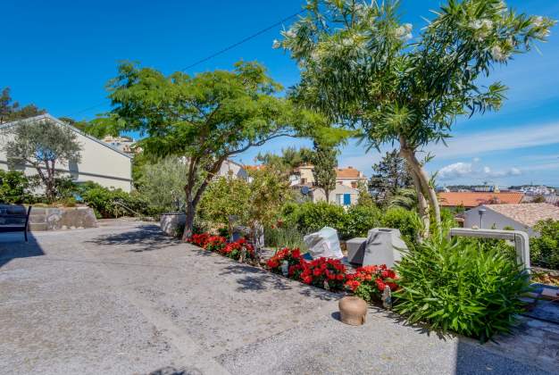 Apartment Gemma 2 beautiful view of a lush garden with colorful flowers for 3-4 people Mali Lošinj.