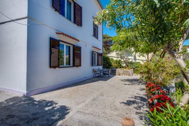 Apartment Gemma 2 beautiful view of a lush garden with colorful flowers for 3-4 people Mali Lošinj.