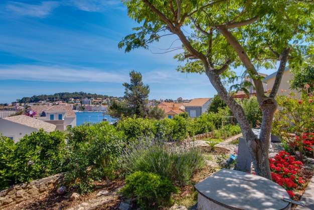 Apartment Gemma 2 beautiful view of a lush garden with colorful flowers for 3-4 people Mali Lošinj.