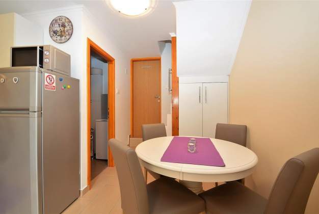 Apartment Hrasta 1, Modern Accommodation in Peaceful Hrasta Village, Cres