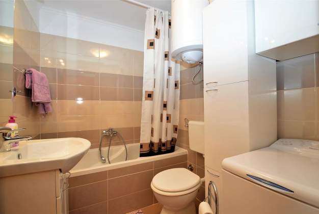 Apartment Hrasta 1, Modern Accommodation in Peaceful Hrasta Village, Cres