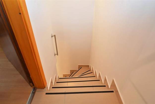 Apartment Hrasta 1, Modern Accommodation in Peaceful Hrasta Village, Cres