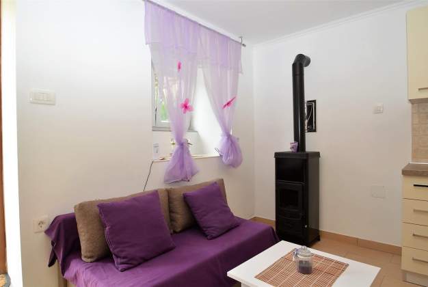 Apartment Hrasta 1, Modern Accommodation in Peaceful Hrasta Village, Cres