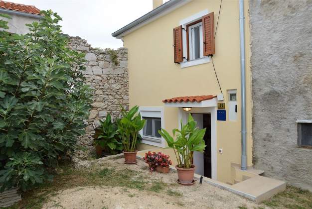 Apartment Hrasta 1, Modern Accommodation in Peaceful Hrasta Village, Cres