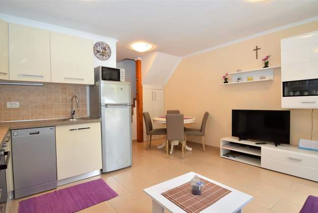 Apartment Hrasta 1, Modern Accommodation in Peaceful Hrasta Village, Cres