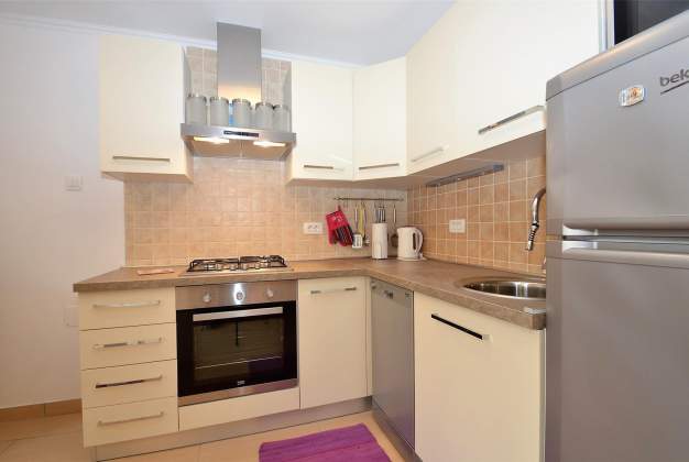 Apartment Hrasta 1, Modern Accommodation in Peaceful Hrasta Village, Cres