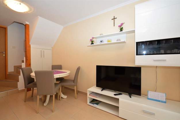 Apartment Hrasta 1, Modern Accommodation in Peaceful Hrasta Village, Cres