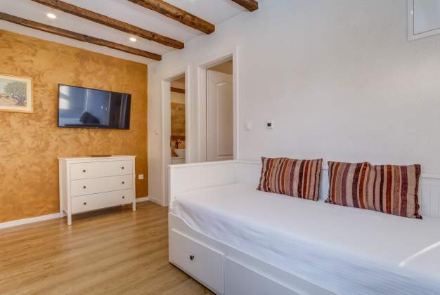 Casa Rustica Bronze Rustic Apartment for 2-3 People in Mali Lošinj