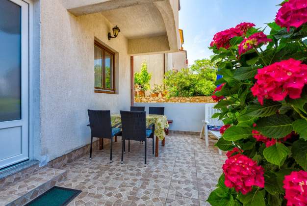 Apartma Karolina 3 – Blizu morja, terasa, primeren za družine, Mali Lošinj