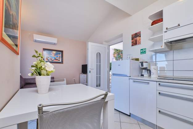 Apartment Ksenija 1 for two people with a sea view - Mali Lošinj