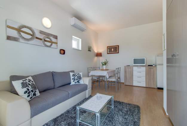 Apartment Ksenija 3 modern accommodation for two people - Mali Lošinj