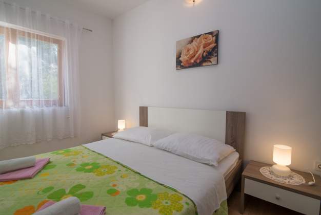 Apartmaji Lakic 1, Prostoren trisobni apartma ob plaži v Artatoreju