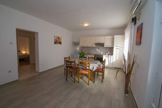 Apartmaji Lakic 1, Prostoren trisobni apartma ob plaži v Artatoreju