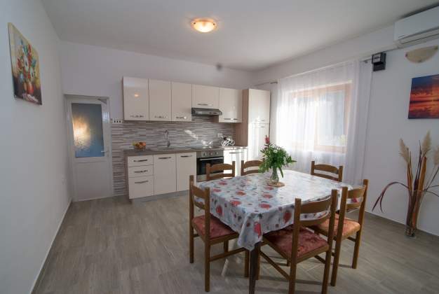 Apartmaji Lakic 1, Prostoren trisobni apartma ob plaži v Artatoreju