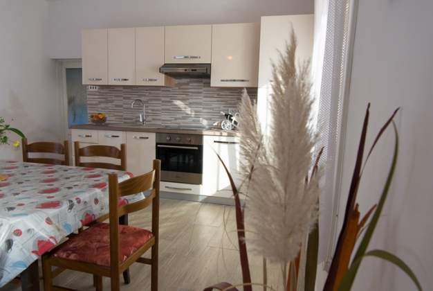 Apartmaji Lakic 1, Prostoren trisobni apartma ob plaži v Artatoreju