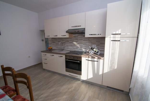 Apartmaji Lakic 1, Prostoren trisobni apartma ob plaži v Artatoreju