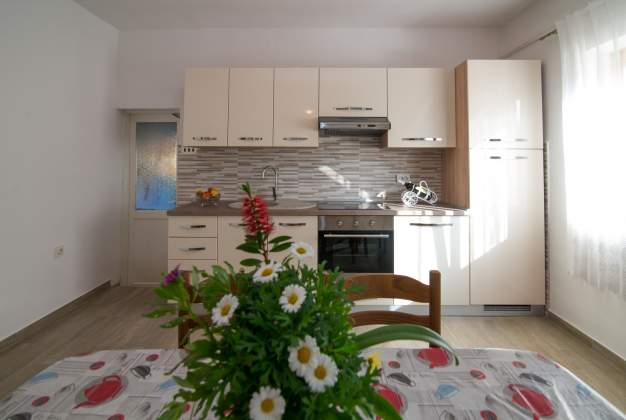 Apartmaji Lakic 1, Prostoren trisobni apartma ob plaži v Artatoreju