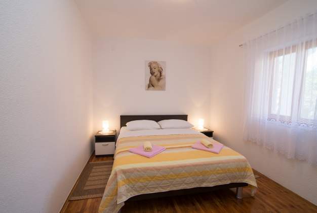 Apartmaji Lakic 1, Prostoren trisobni apartma ob plaži v Artatoreju