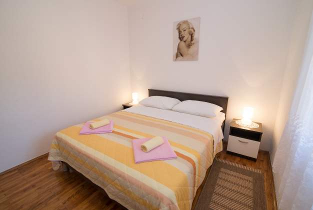 Apartmaji Lakic 1, Prostoren trisobni apartma ob plaži v Artatoreju