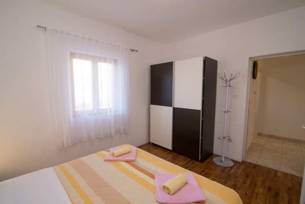 Apartmaji Lakic 1, Prostoren trisobni apartma ob plaži v Artatoreju