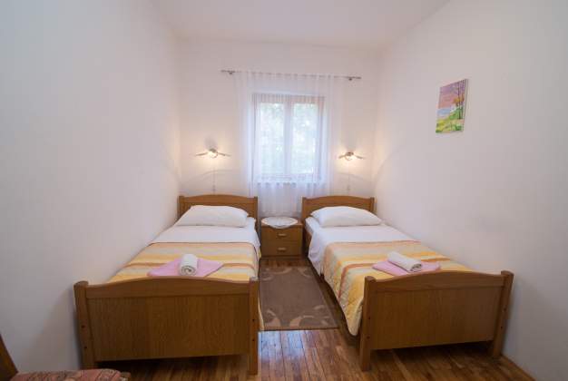 Apartmaji Lakic 1, Prostoren trisobni apartma ob plaži v Artatoreju