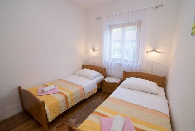 Apartmaji Lakic 1, Prostoren trisobni apartma ob plaži v Artatoreju