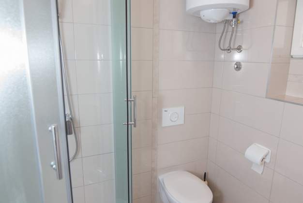 Apartmaji Lakic 1, Prostoren trisobni apartma ob plaži v Artatoreju