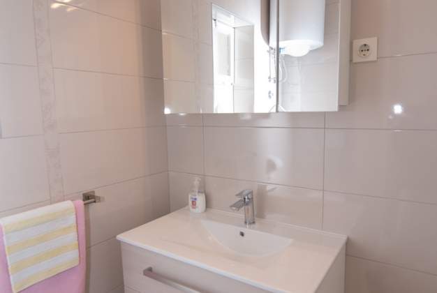 Apartmaji Lakic 1, Prostoren trisobni apartma ob plaži v Artatoreju