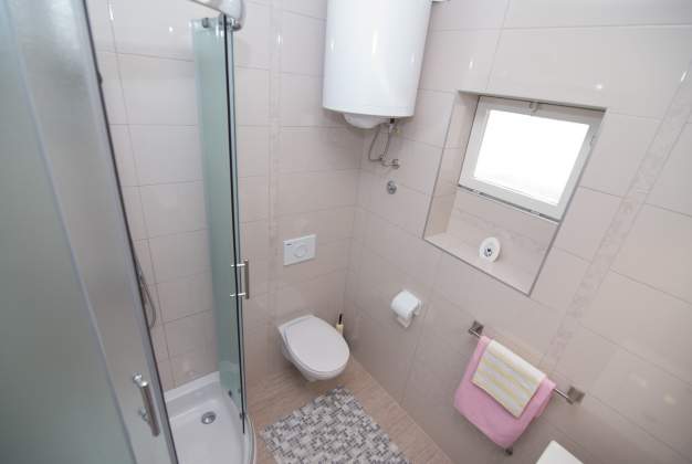 Apartmaji Lakic 1, Prostoren trisobni apartma ob plaži v Artatoreju