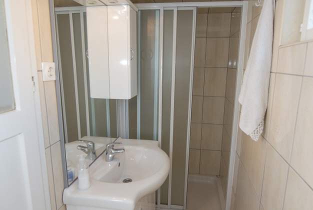 Apartmaji Lakic 1, Prostoren trisobni apartma ob plaži v Artatoreju