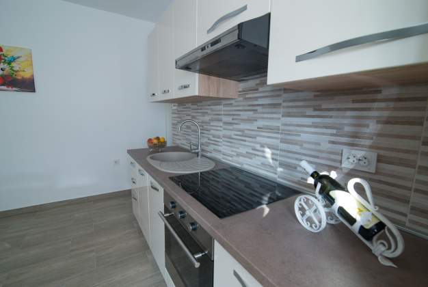 Apartmaji Lakic 1, Prostoren trisobni apartma ob plaži v Artatoreju