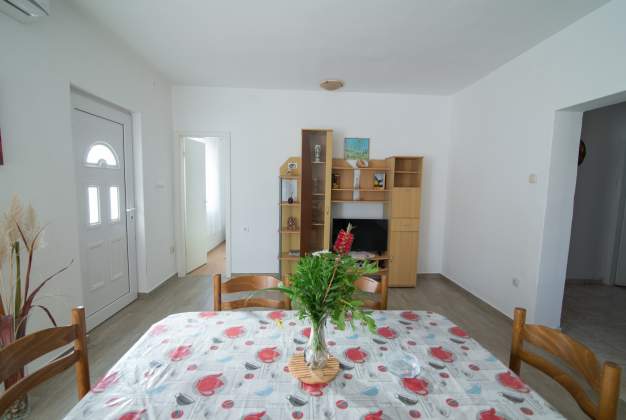 Apartmaji Lakic 1, Prostoren trisobni apartma ob plaži v Artatoreju